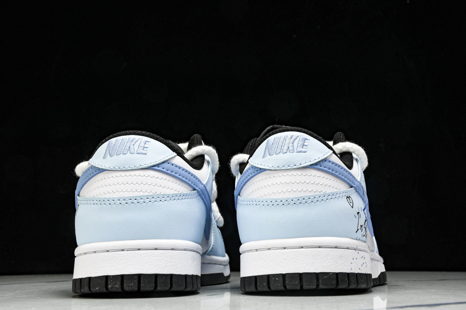 Dunk 尺码36-44

纯原版出品- SB Dunk Low 蓝色海洋 绑带低帮休闲板鞋 DD150