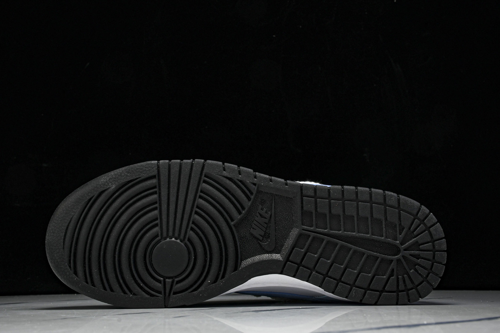 Dunk 尺码36-44

纯原版出品- SB Dunk Low 蓝色海洋 绑带低帮休闲板鞋 DD150