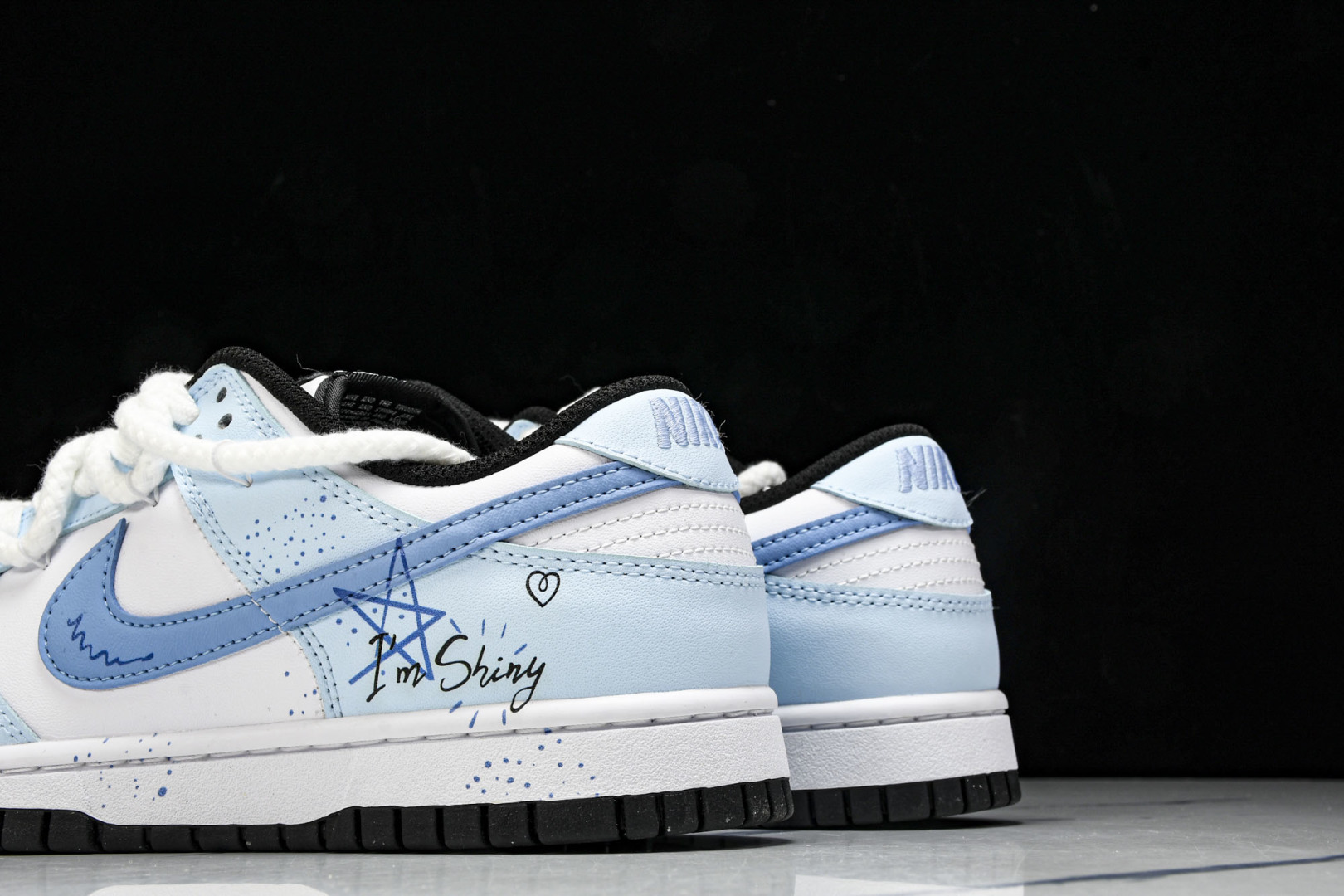 Dunk 尺码36-44

纯原版出品- SB Dunk Low 蓝色海洋 绑带低帮休闲板鞋 DD150