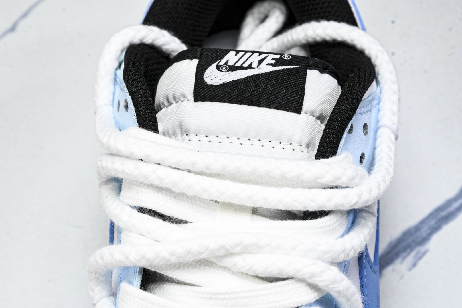 Dunk 尺码36-44

纯原版出品- SB Dunk Low 蓝色海洋 绑带低帮休闲板鞋 DD150