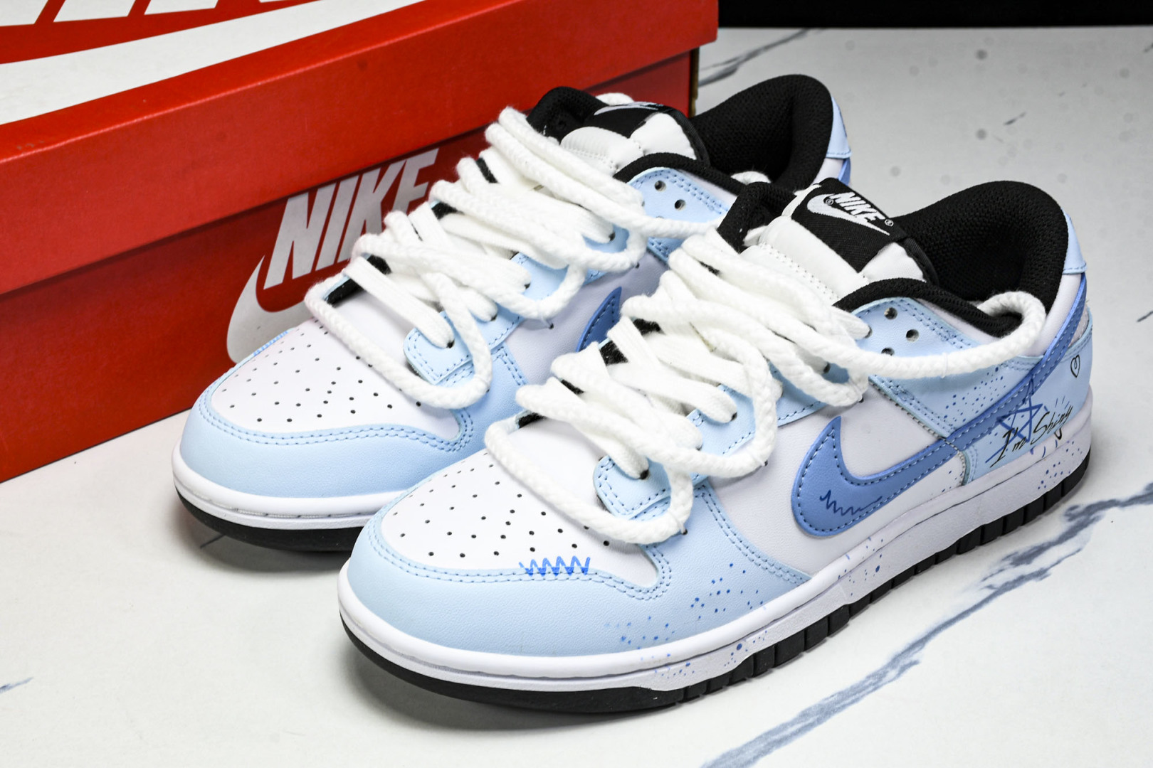 Dunk 尺码36-44

纯原版出品- SB Dunk Low 蓝色海洋 绑带低帮休闲板鞋 DD150