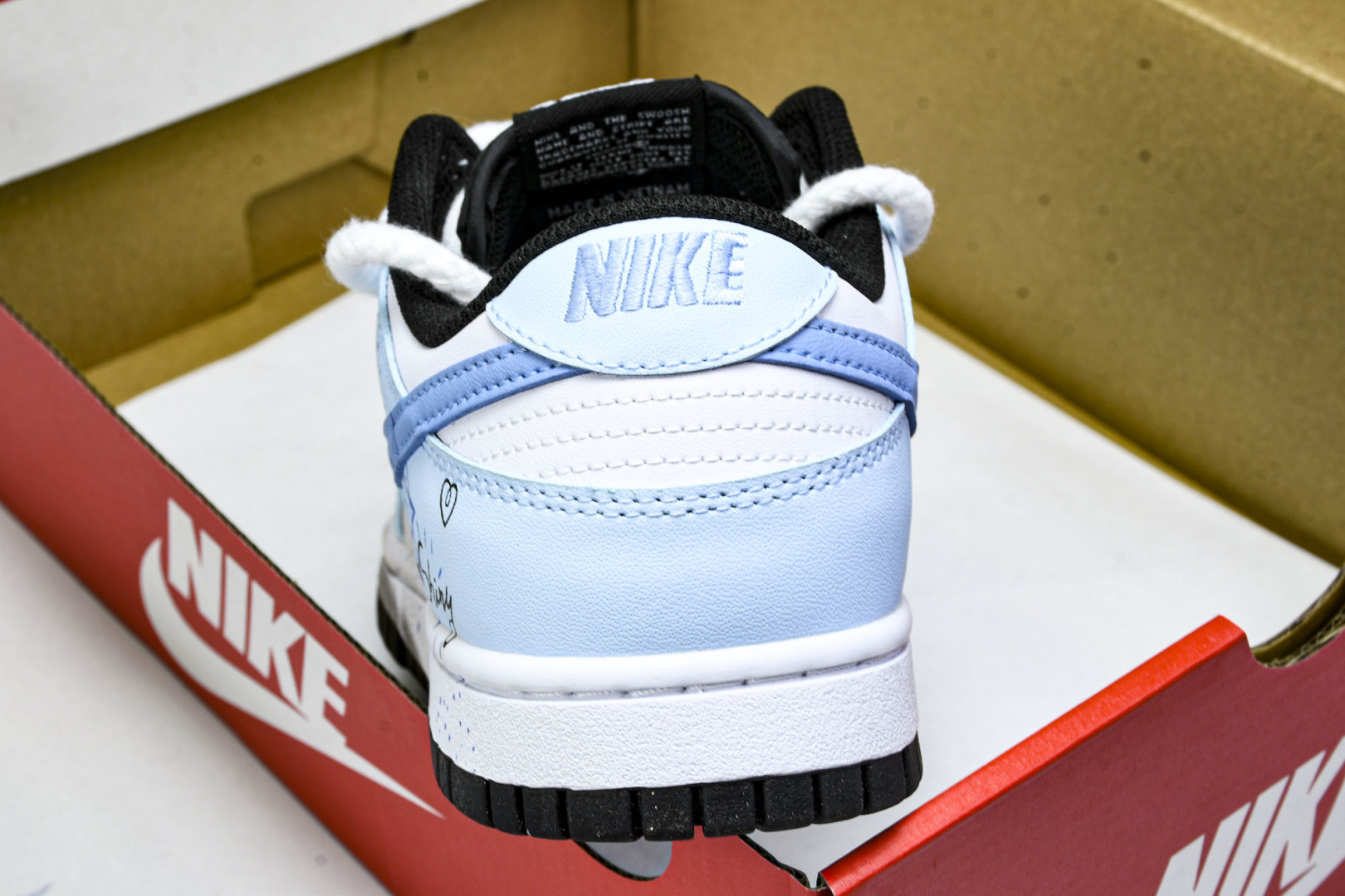 Dunk 尺码36-44

纯原版出品- SB Dunk Low 蓝色海洋 绑带低帮休闲板鞋 DD150