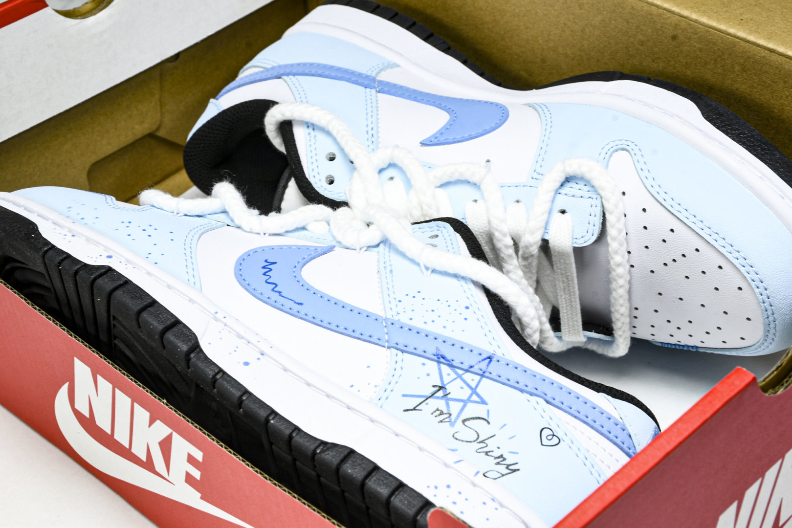 Dunk 尺码36-44

纯原版出品- SB Dunk Low 蓝色海洋 绑带低帮休闲板鞋 DD150