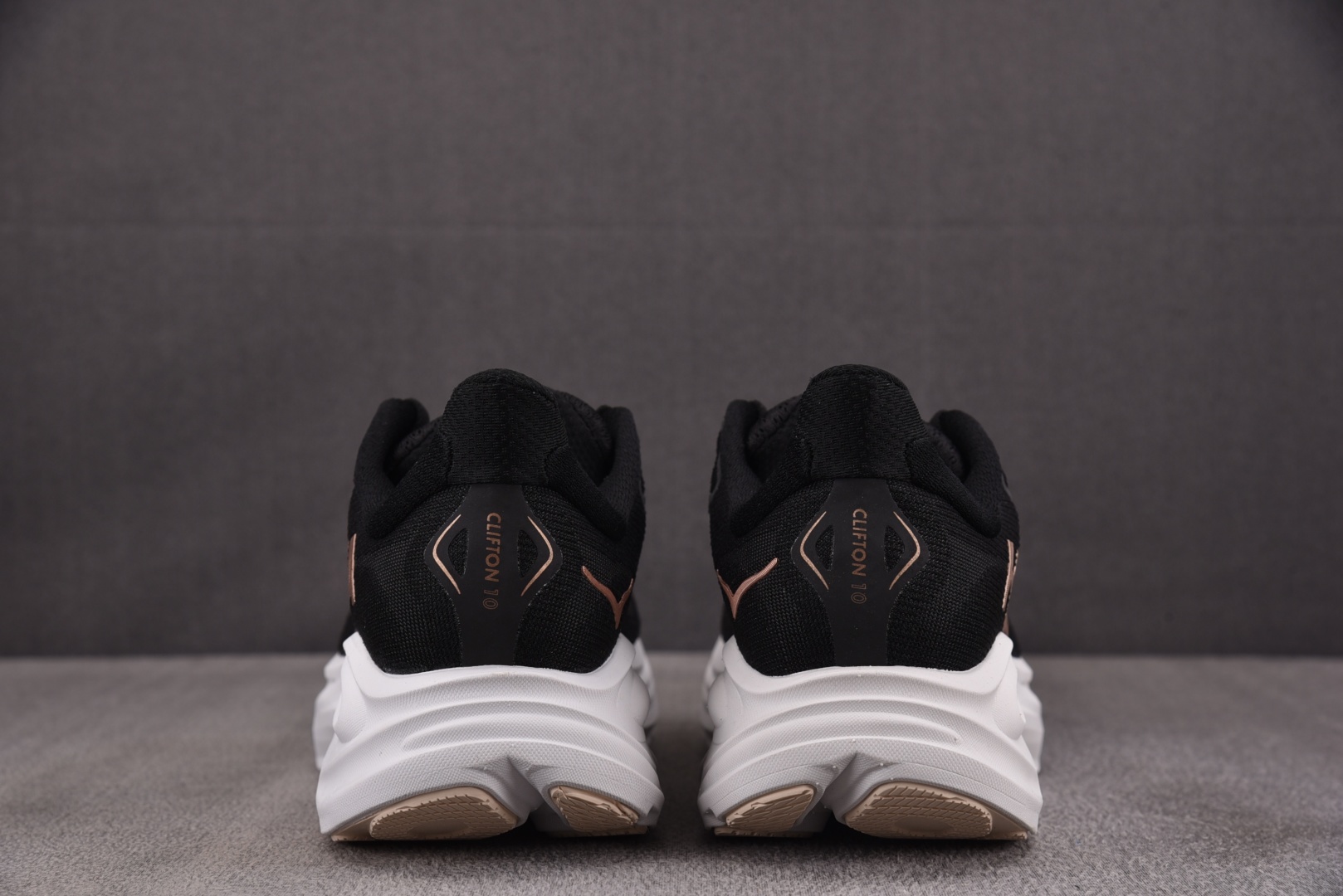Hoka 尺码36-45

纯原版出品-Hoka One One Clifton 10 Black Ro