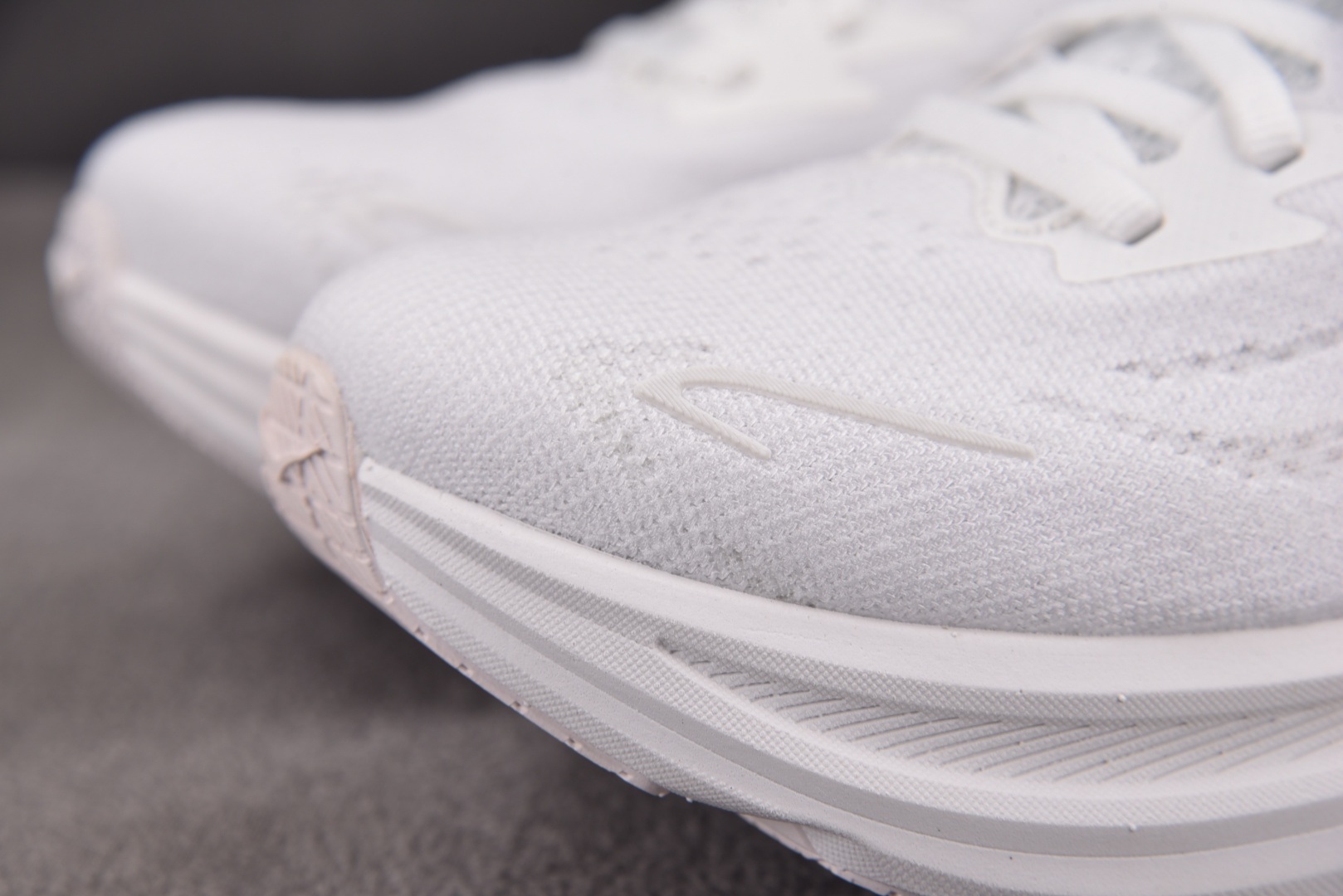 Hoka 尺码36-45

纯原版出品-Hoka One One Clifton 10 White (W