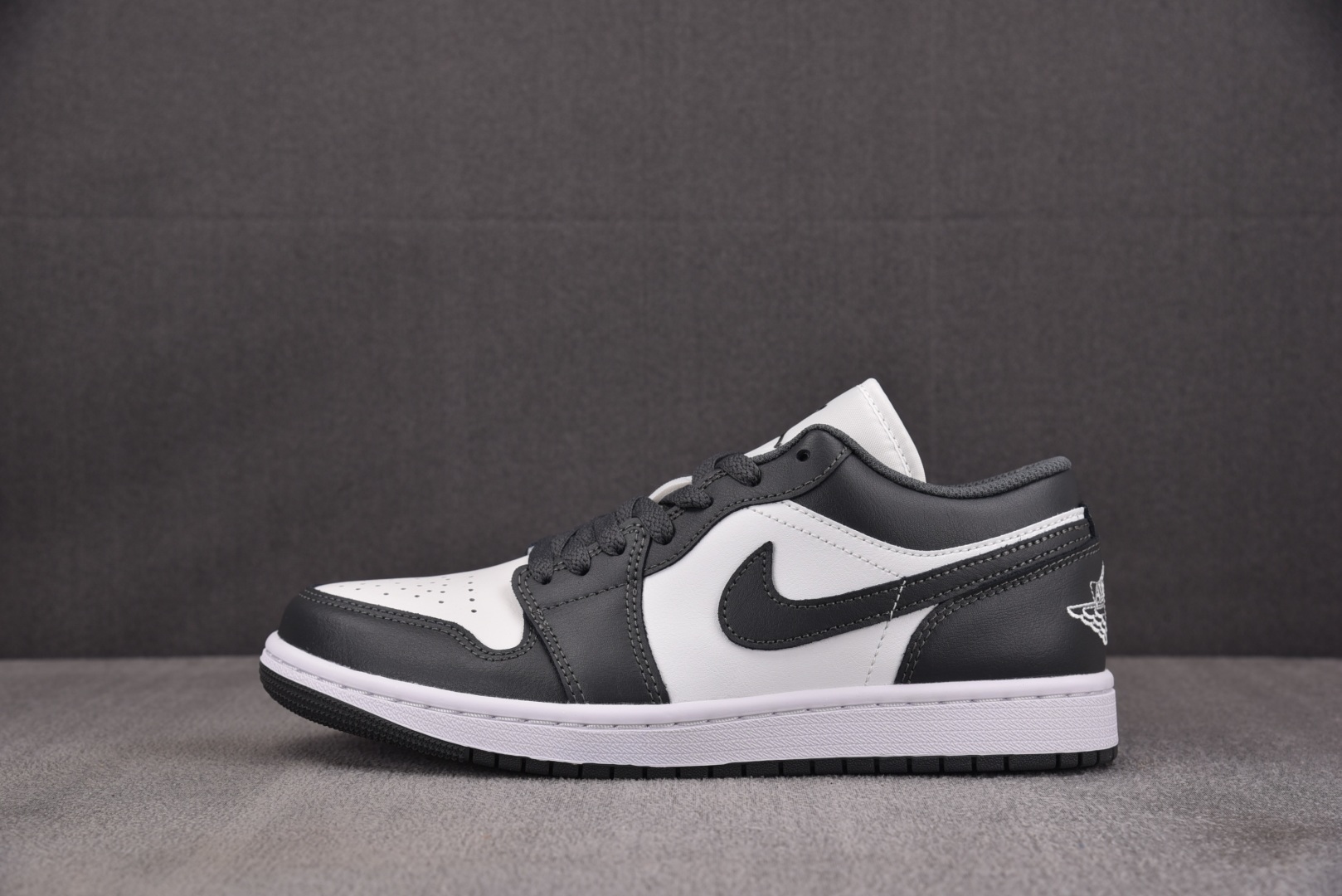 AJ1 low 尺码40-46

纯原版出品-Air Jordan 1 Low Grey White 灰