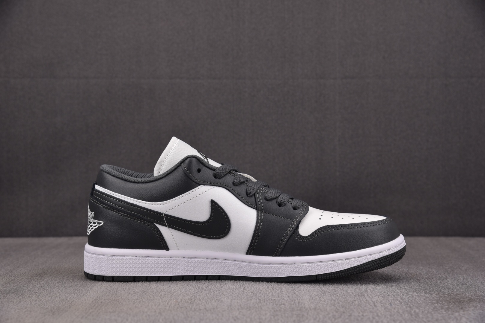 AJ1 low 尺码40-46

纯原版出品-Air Jordan 1 Low Grey White 灰