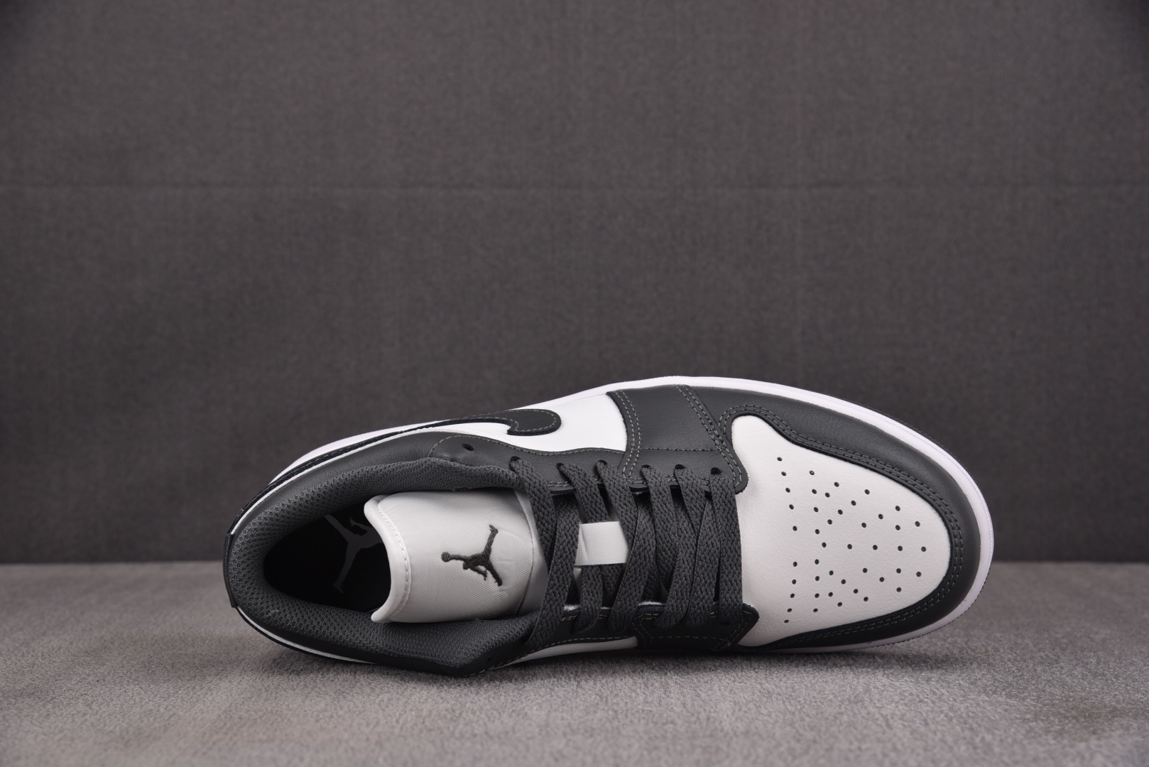 AJ1 low 尺码40-46

纯原版出品-Air Jordan 1 Low Grey White 灰