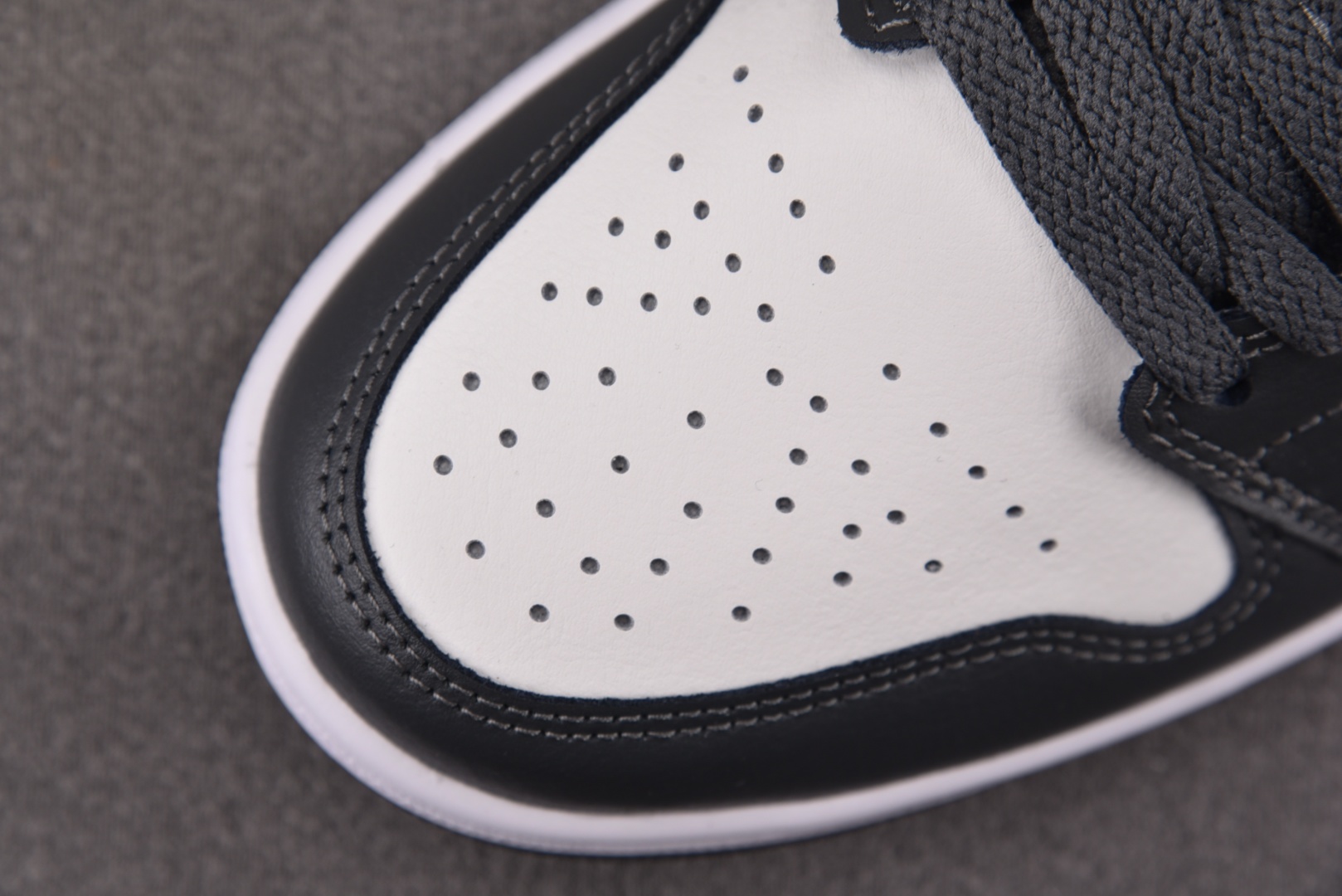 AJ1 low 尺码40-46

纯原版出品-Air Jordan 1 Low Grey White 灰
