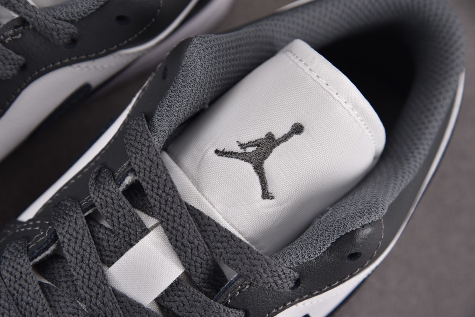AJ1 low 尺码40-46

纯原版出品-Air Jordan 1 Low Grey White 灰