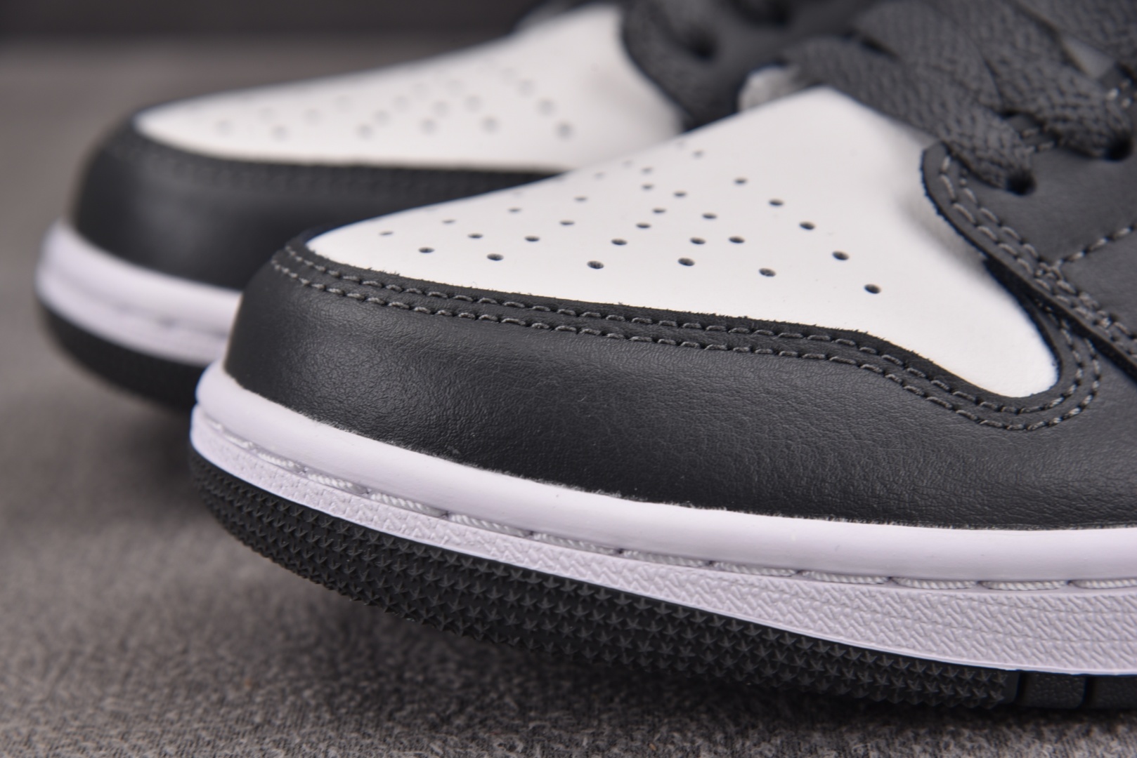 AJ1 low 尺码40-46

纯原版出品-Air Jordan 1 Low Grey White 灰