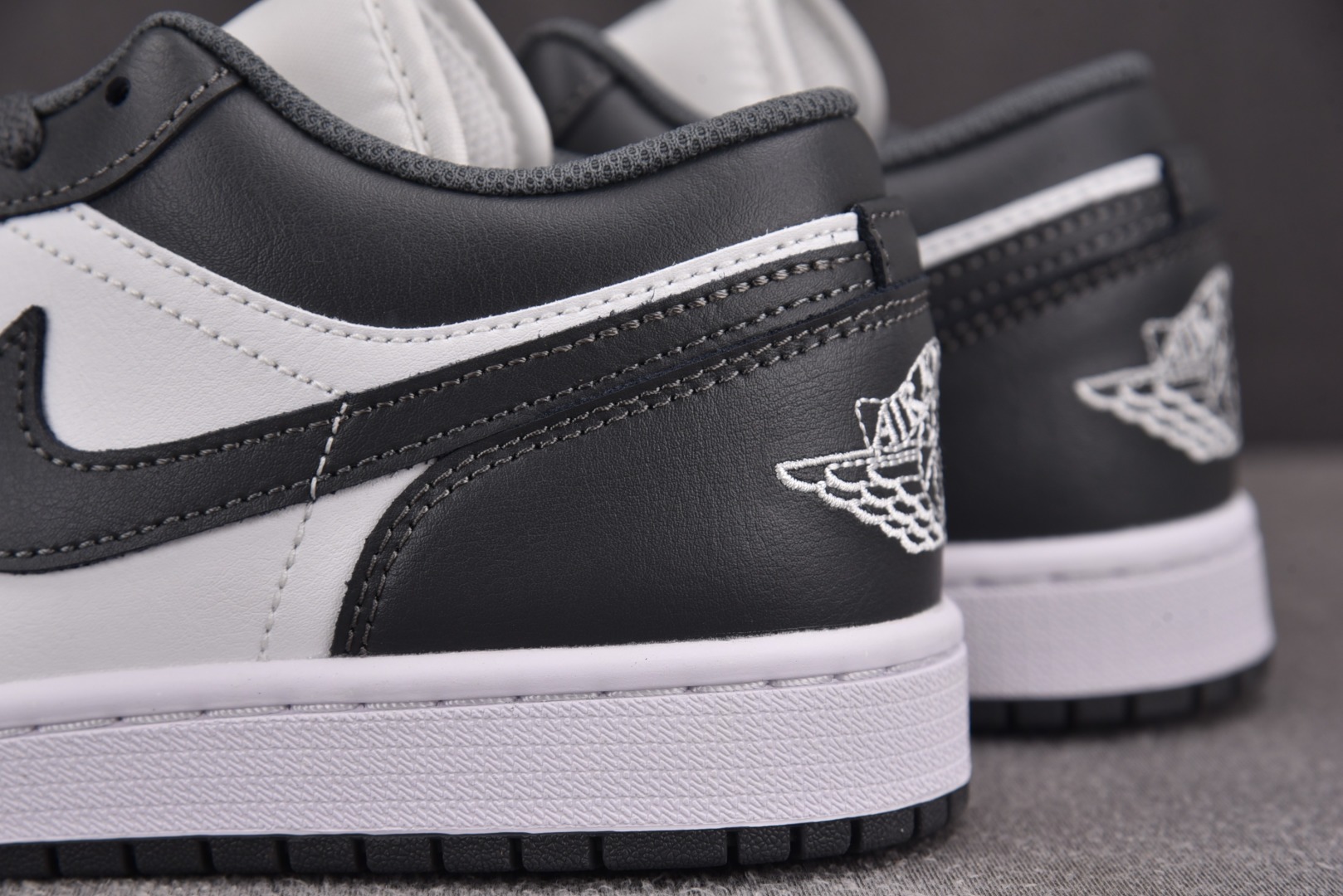AJ1 low 尺码40-46

纯原版出品-Air Jordan 1 Low Grey White 灰