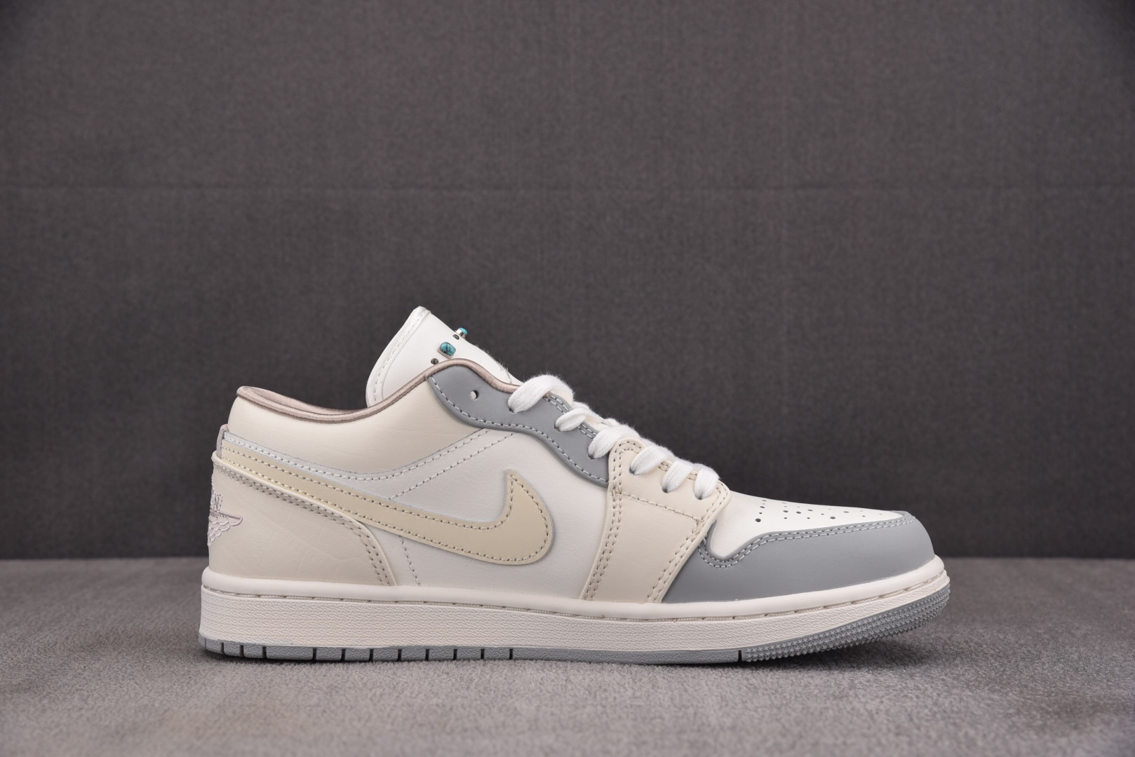 AJ1 low 尺码35.5-46

纯原版出品-WMNS Air Jordan 1 Low Sail 