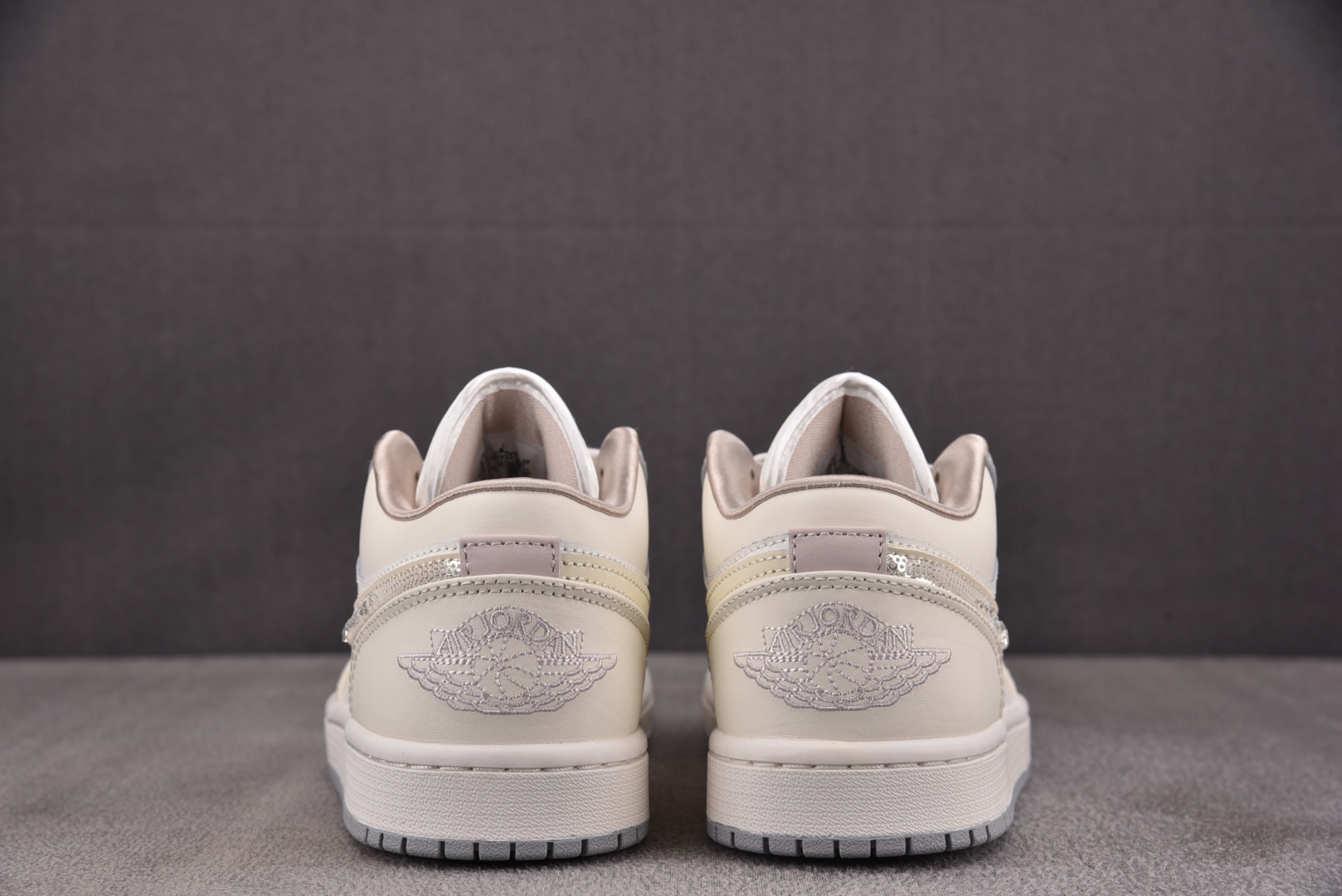 AJ1 low 尺码35.5-46

纯原版出品-WMNS Air Jordan 1 Low Sail 