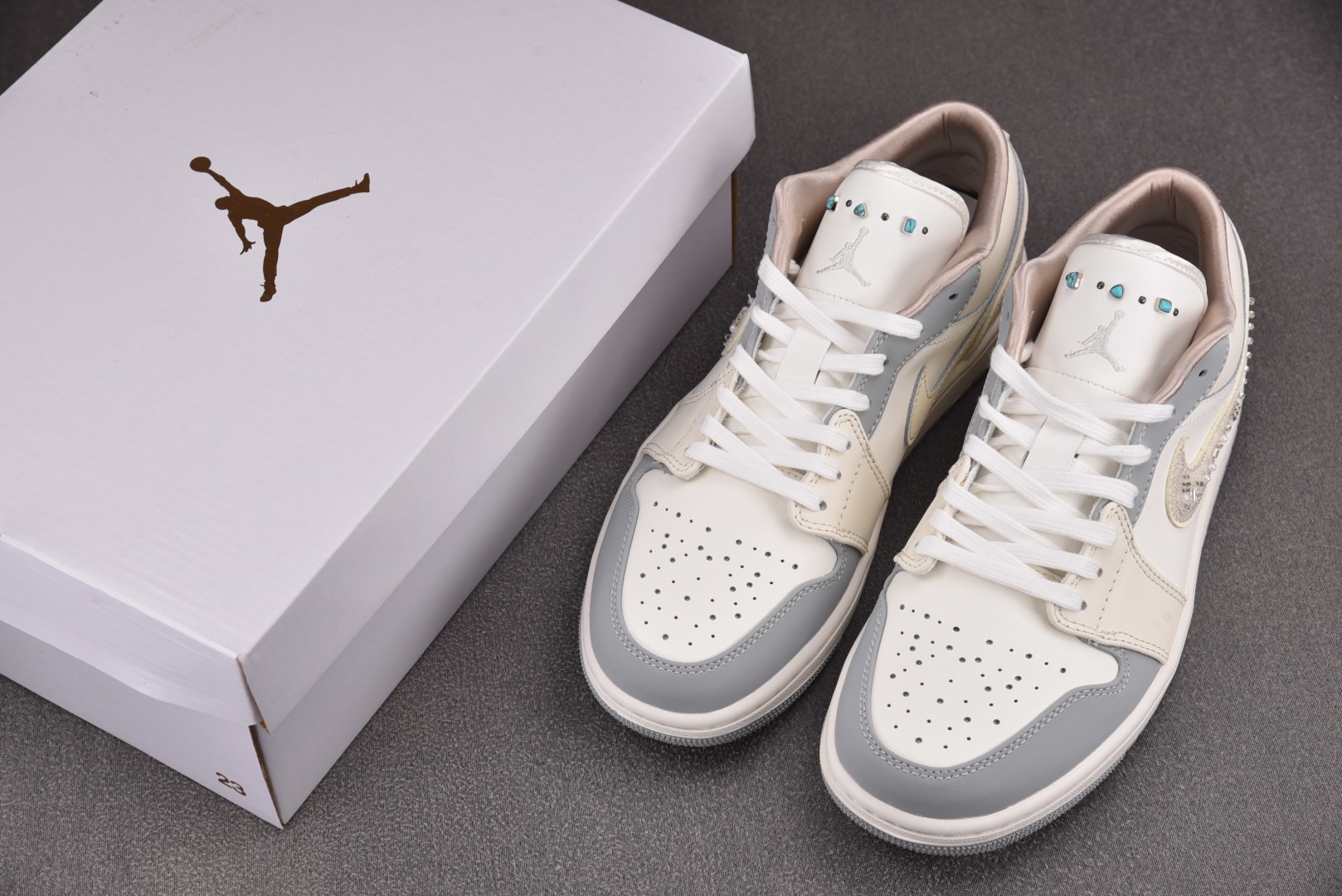 AJ1 low 尺码35.5-46

纯原版出品-WMNS Air Jordan 1 Low Sail 
