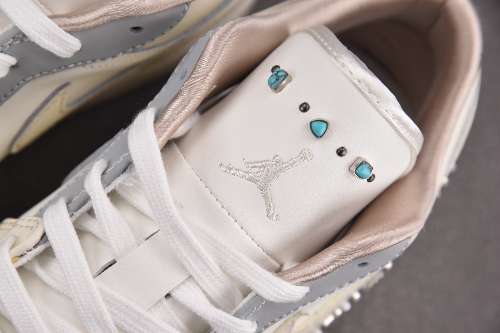 AJ1 low 尺码35.5-46

纯原版出品-WMNS Air Jordan 1 Low Sail 