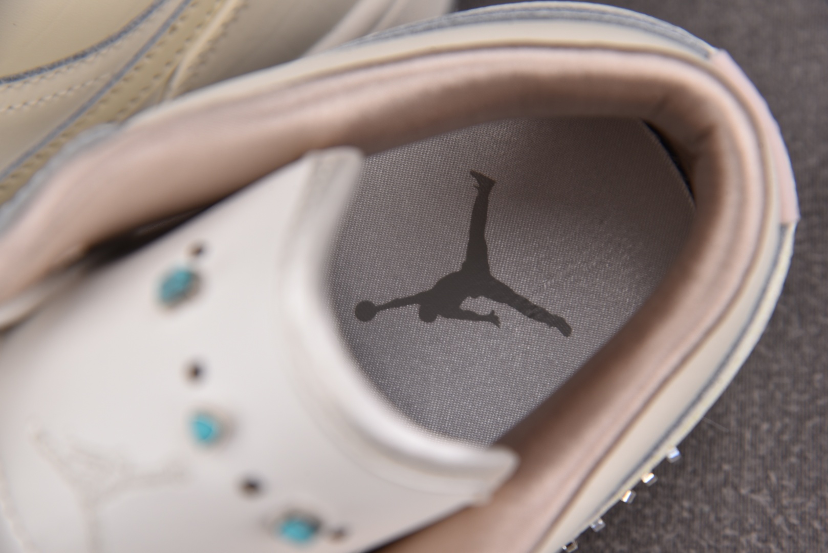 AJ1 low 尺码35.5-46

纯原版出品-WMNS Air Jordan 1 Low Sail 