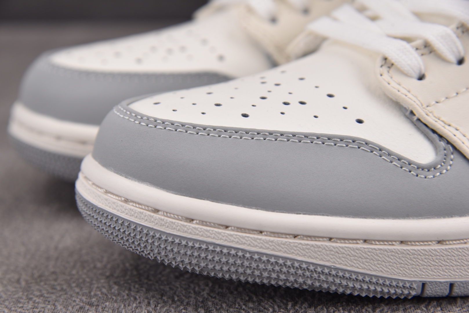 AJ1 low 尺码35.5-46

纯原版出品-WMNS Air Jordan 1 Low Sail 