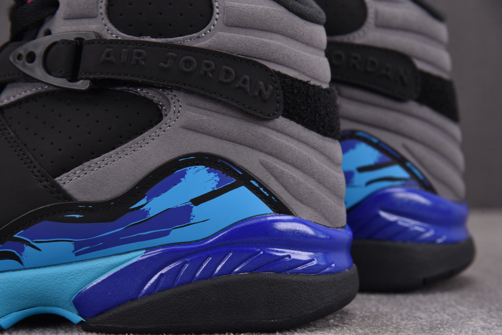 AJ8 尺码40.5-47.5

纯原版出品-Air Jordan 8 Retro Aqua (2025