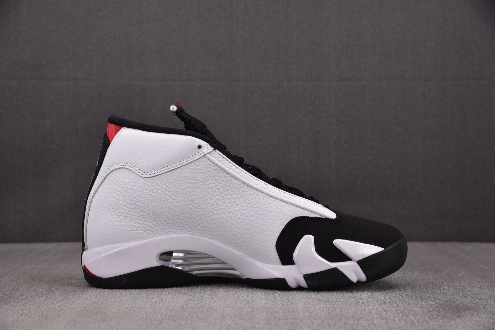 Aj14 尺码40-47.5

纯原版出品-Air Jordan 14 Retro Black Toe 