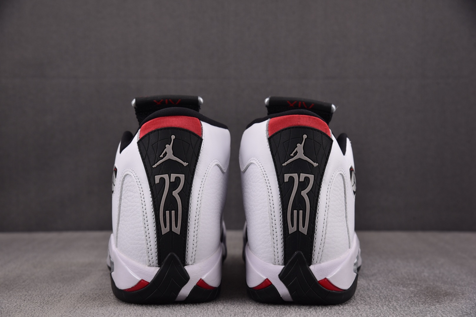 Aj14 尺码40-47.5

纯原版出品-Air Jordan 14 Retro Black Toe 