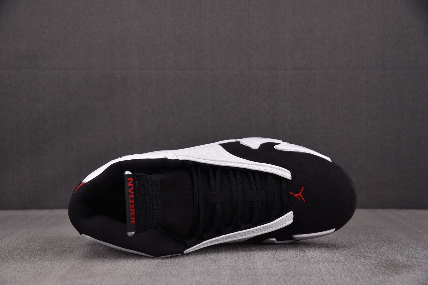 Aj14 尺码40-47.5

纯原版出品-Air Jordan 14 Retro Black Toe 