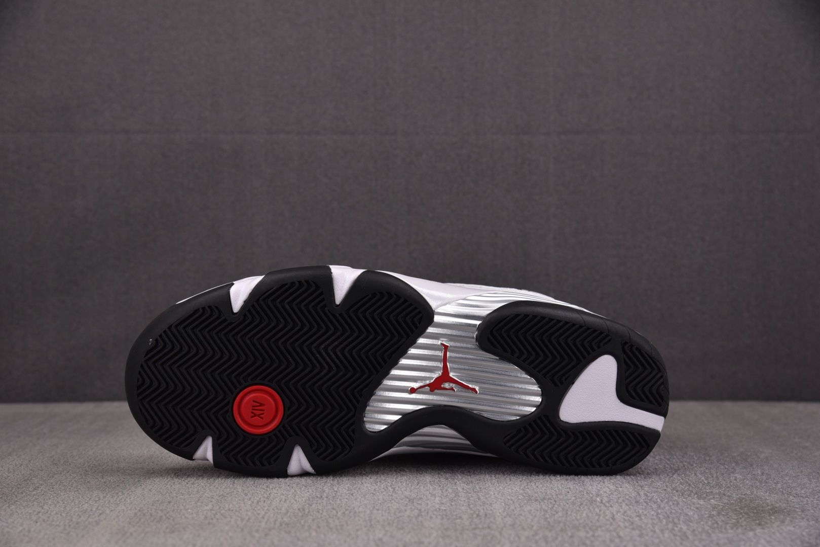 Aj14 尺码40-47.5

纯原版出品-Air Jordan 14 Retro Black Toe 