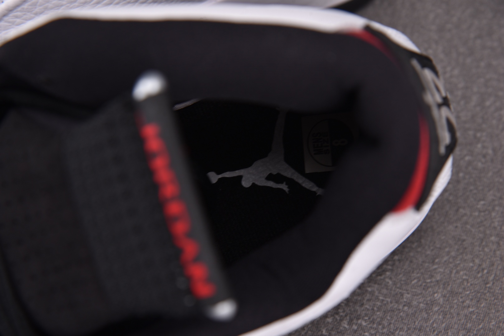 Aj14 尺码40-47.5

纯原版出品-Air Jordan 14 Retro Black Toe 