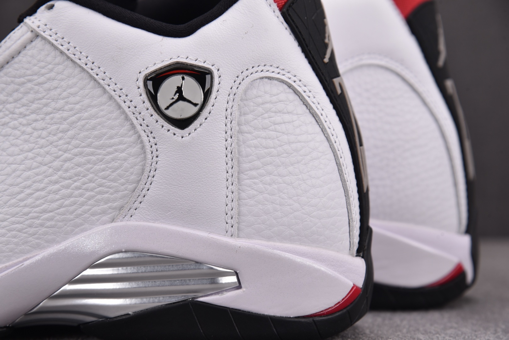 Aj14 尺码40-47.5

纯原版出品-Air Jordan 14 Retro Black Toe 