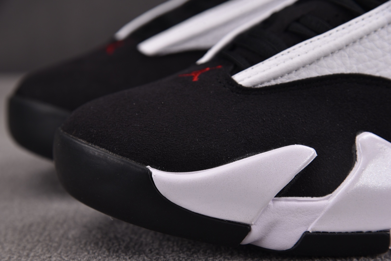 Aj14 尺码40-47.5

纯原版出品-Air Jordan 14 Retro Black Toe 