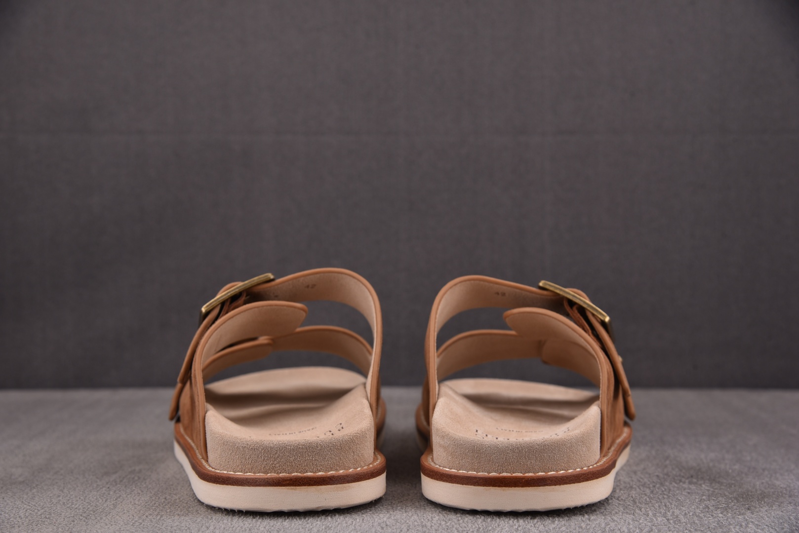 Brunello 尺码39-45

纯原版出品- 顶奢老钱品牌 Brunello Cucinelli 布