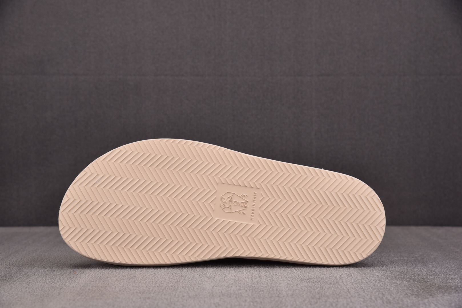 Brunello 尺码39-45

纯原版出品- 顶奢老钱品牌 Brunello Cucinelli 布