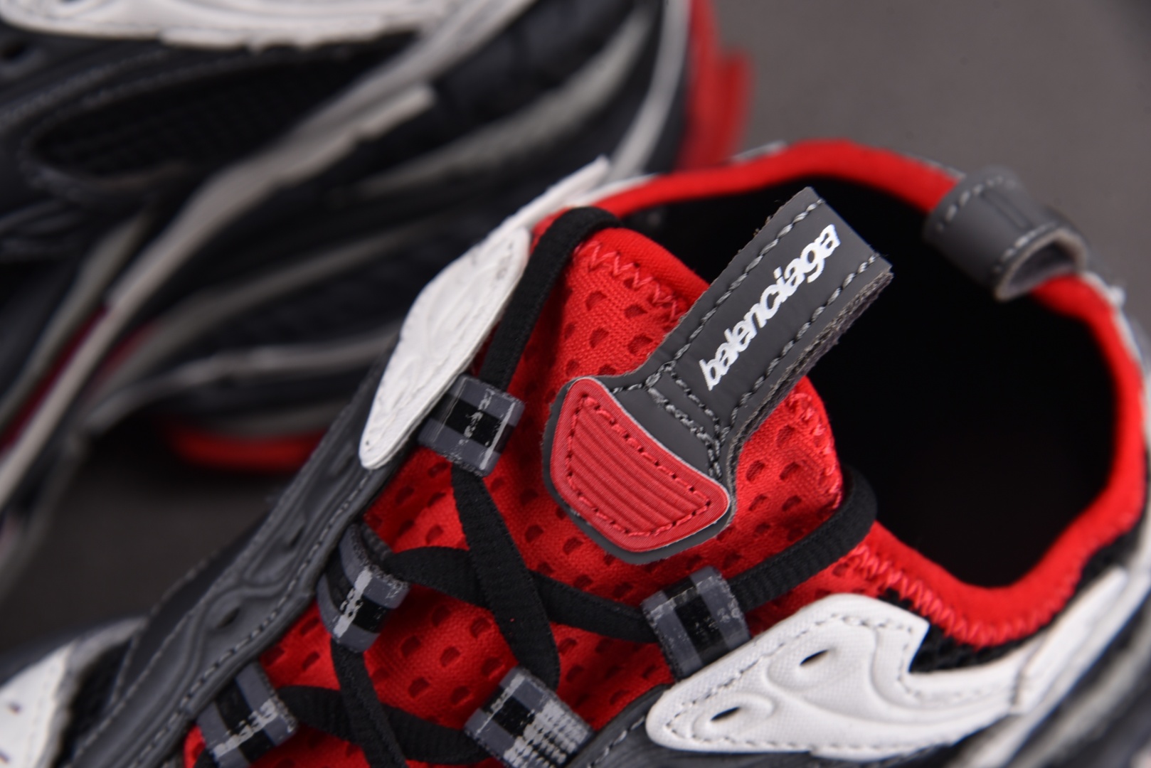 巴黎 尺码35-46

纯原版出品Balenciaga Platform Gray Red 灰红 YZ0