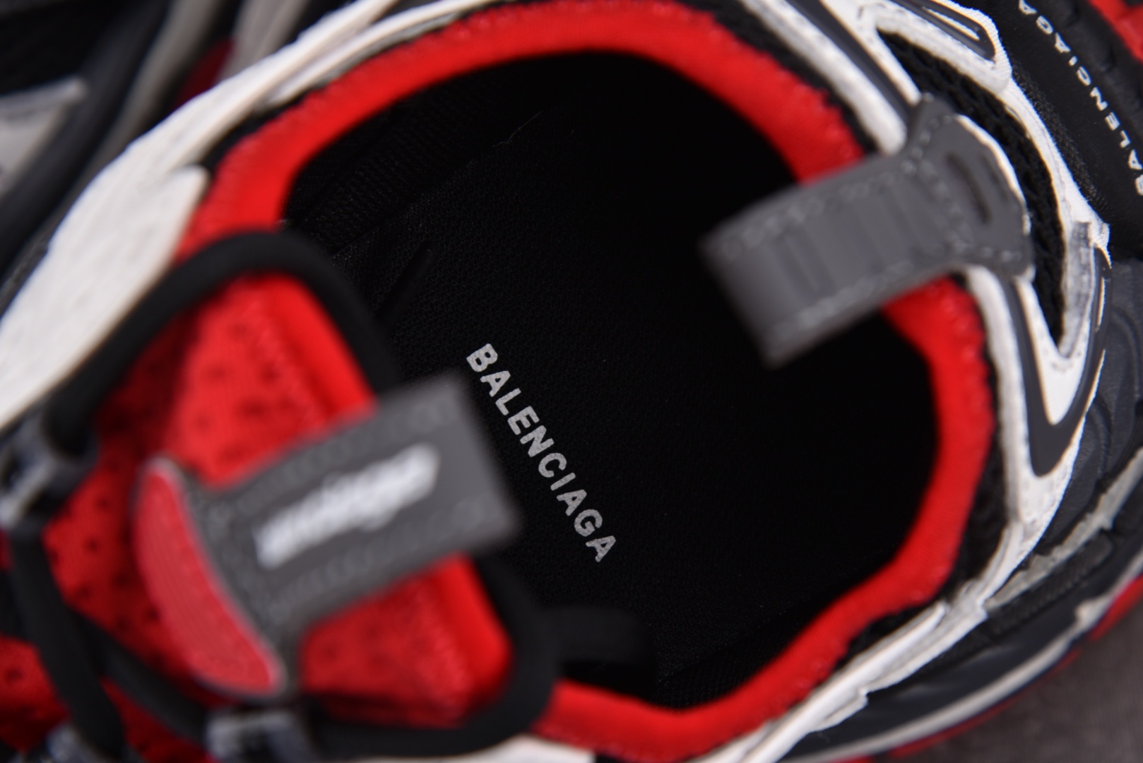 巴黎 尺码35-46

纯原版出品Balenciaga Platform Gray Red 灰红 YZ0