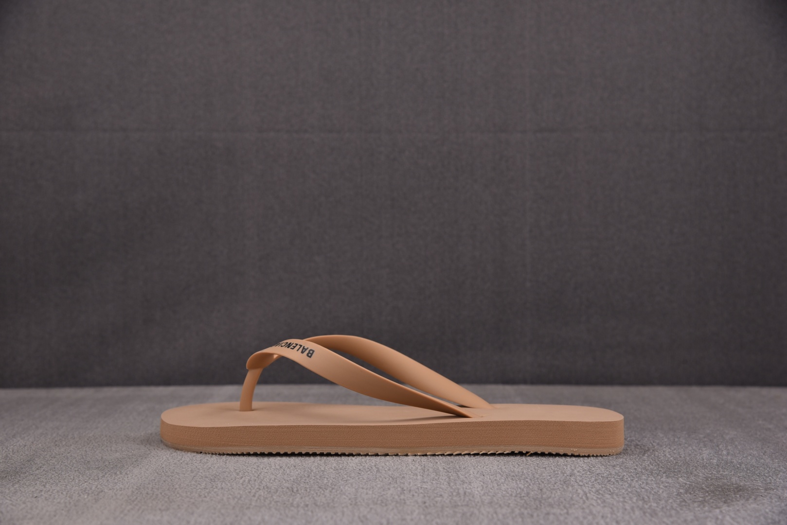 巴黎 尺码40-45

纯原版出品-Balenciaga Thong Sandal Beige 米色 Y