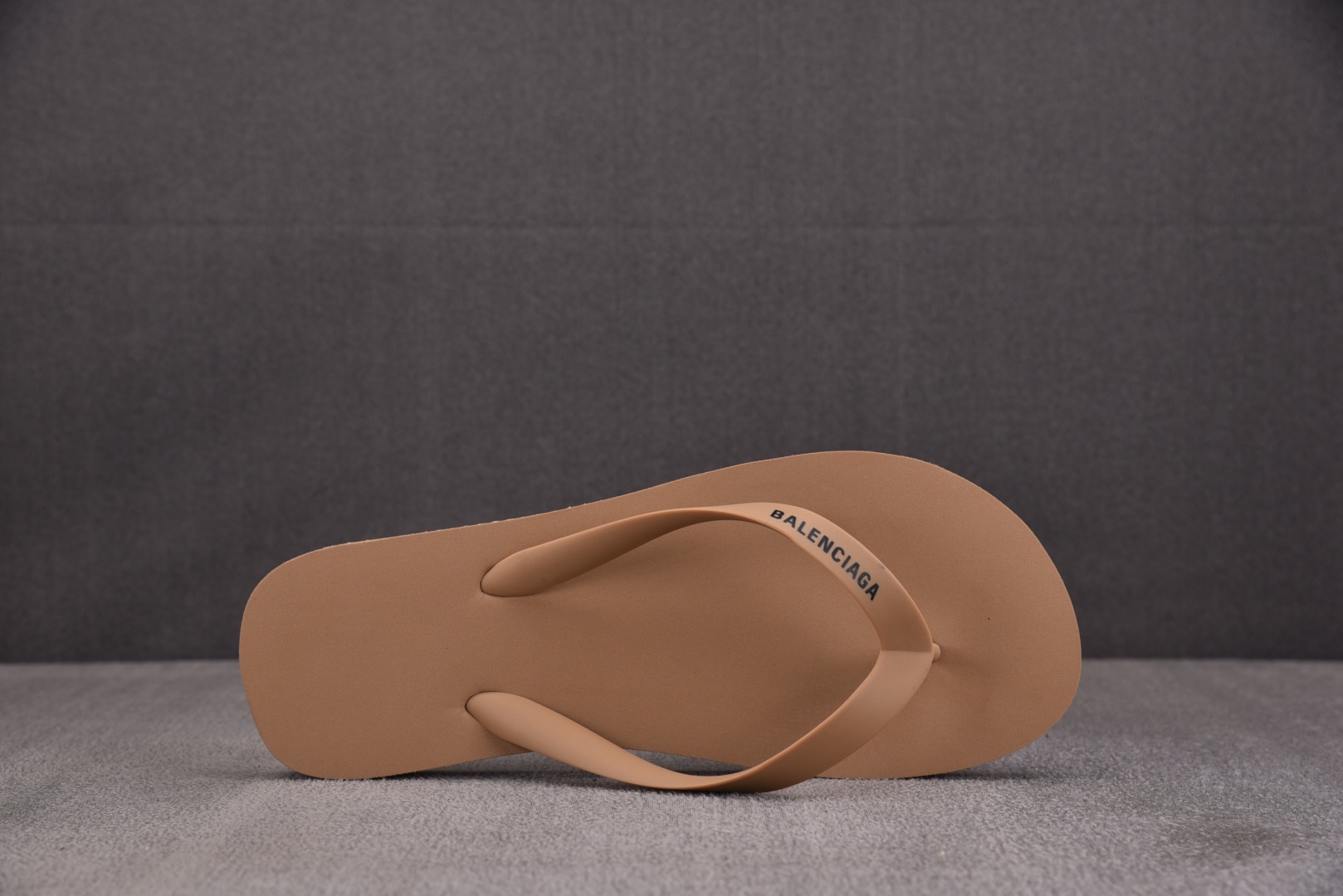 巴黎 尺码40-45

纯原版出品-Balenciaga Thong Sandal Beige 米色 Y