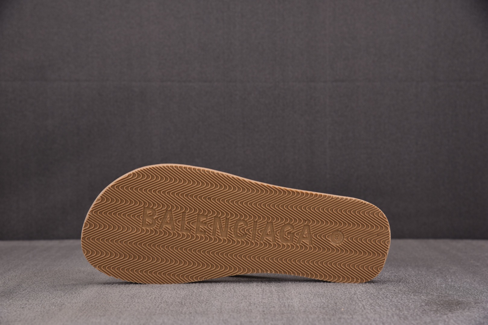 巴黎 尺码40-45

纯原版出品-Balenciaga Thong Sandal Beige 米色 Y