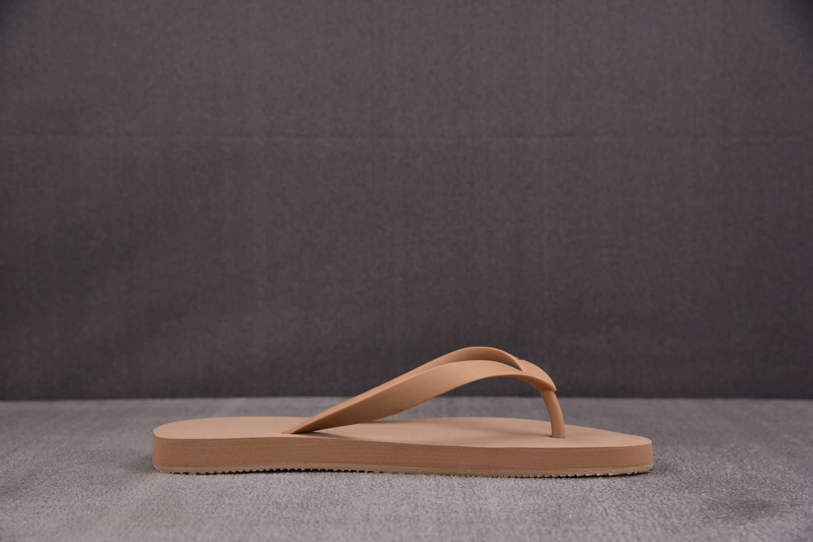 巴黎 尺码40-45

纯原版出品-Balenciaga Thong Sandal Beige 米色 Y