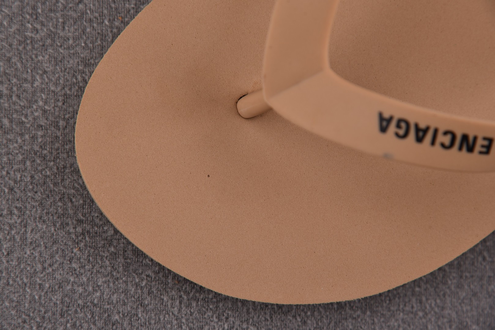 巴黎 尺码40-45

纯原版出品-Balenciaga Thong Sandal Beige 米色 Y