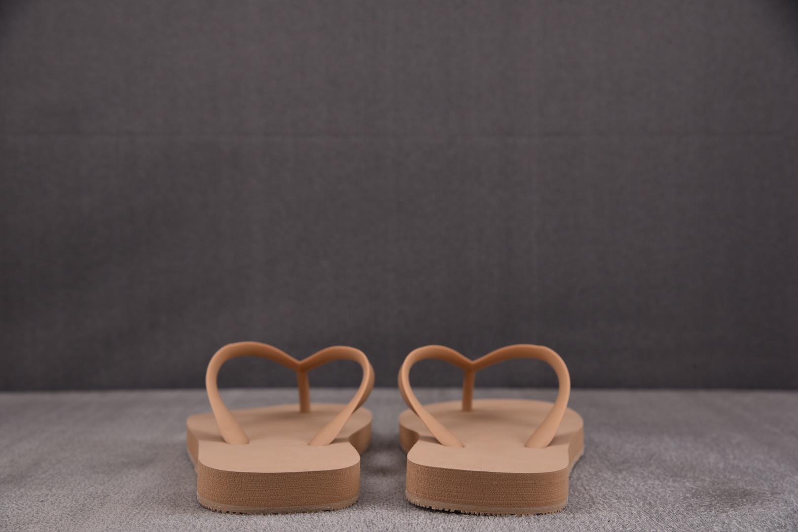 巴黎 尺码40-45

纯原版出品-Balenciaga Thong Sandal Beige 米色 Y
