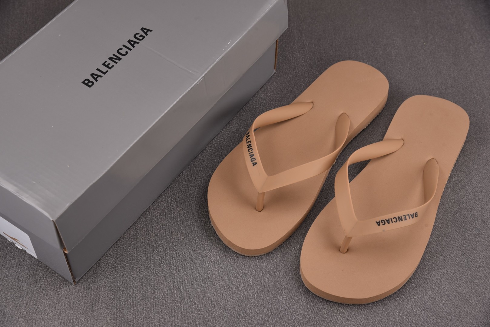 巴黎 尺码40-45

纯原版出品-Balenciaga Thong Sandal Beige 米色 Y