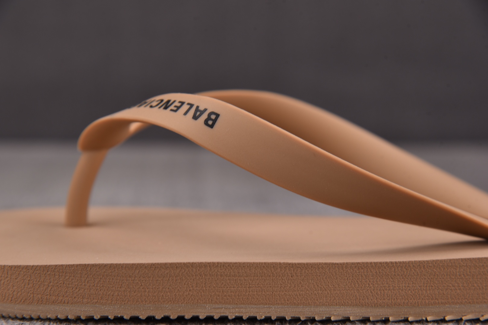 巴黎 尺码40-45

纯原版出品-Balenciaga Thong Sandal Beige 米色 Y
