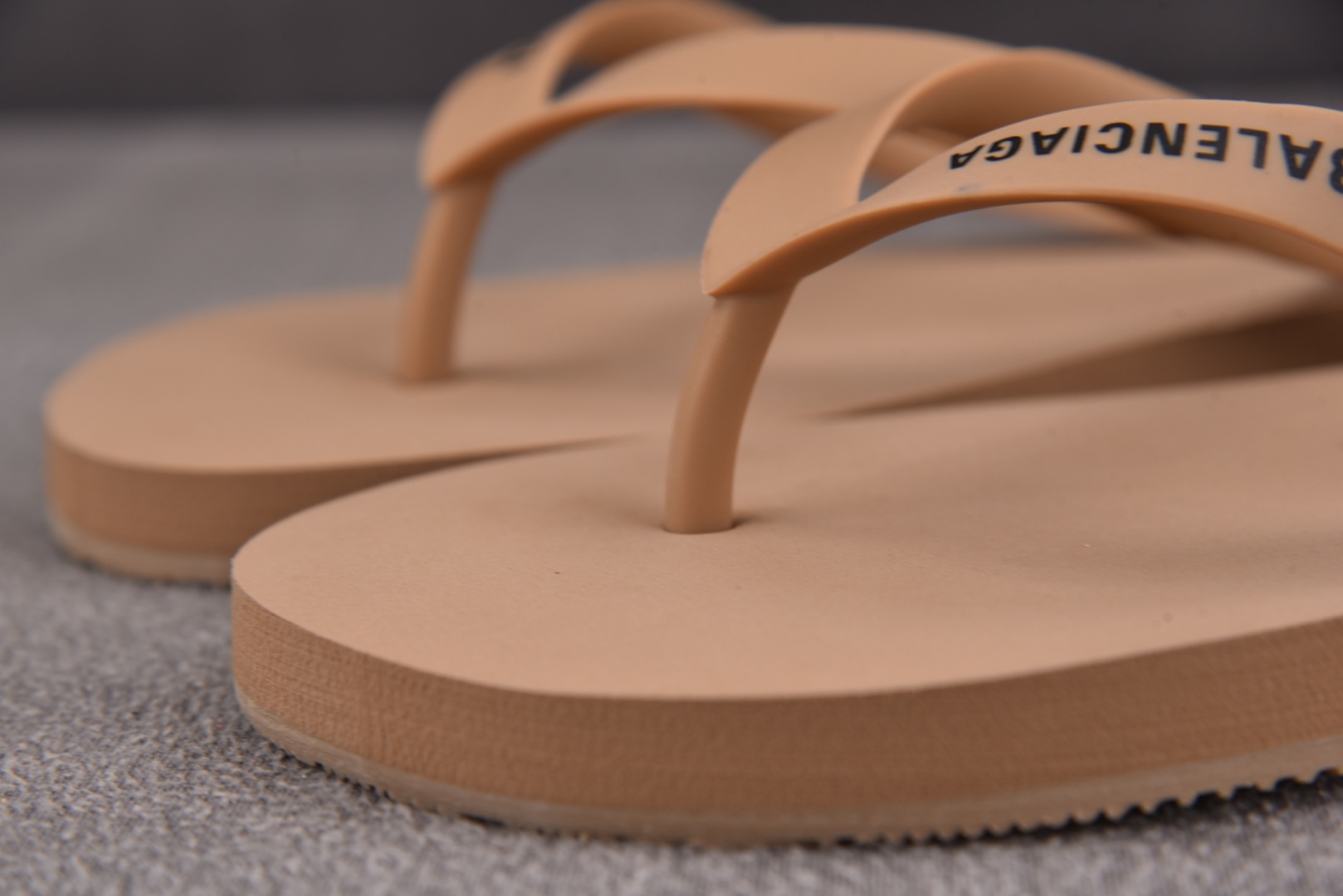 巴黎 尺码40-45

纯原版出品-Balenciaga Thong Sandal Beige 米色 Y