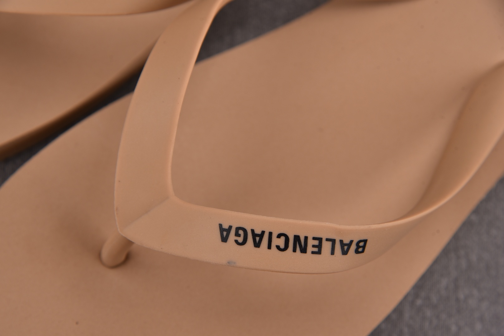 巴黎 尺码40-45

纯原版出品-Balenciaga Thong Sandal Beige 米色 Y