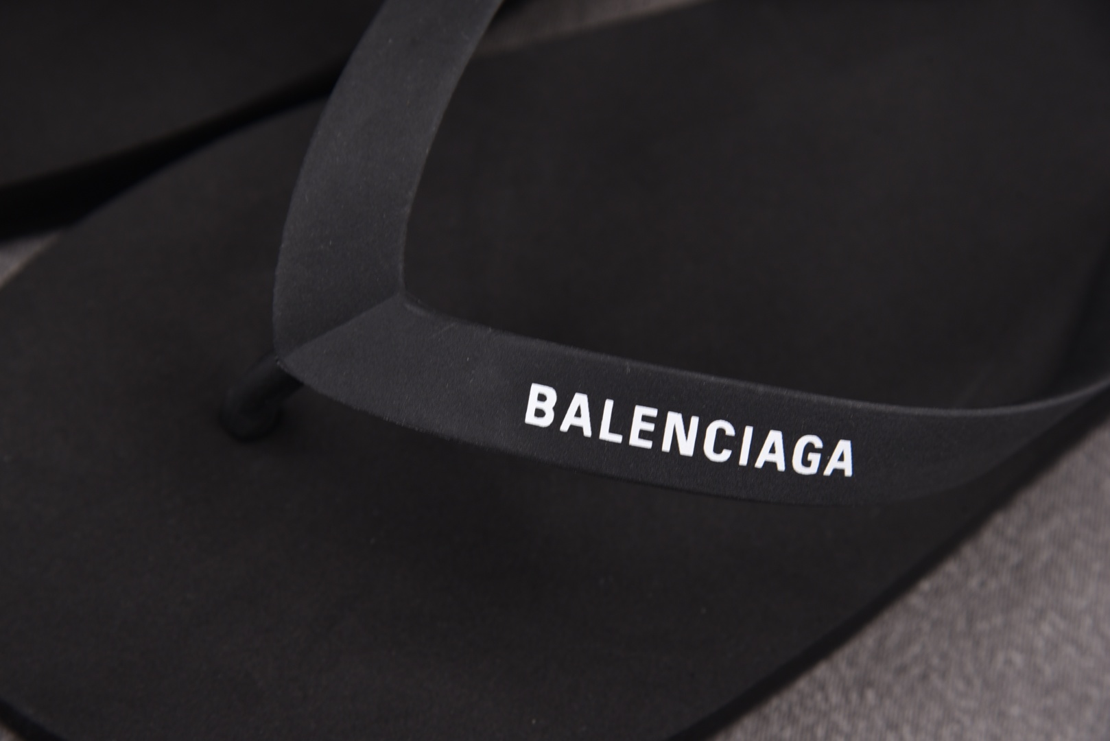 巴黎 尺码40-45

纯原版出品-Balenciaga Thong Sandal Black 黑色 Y