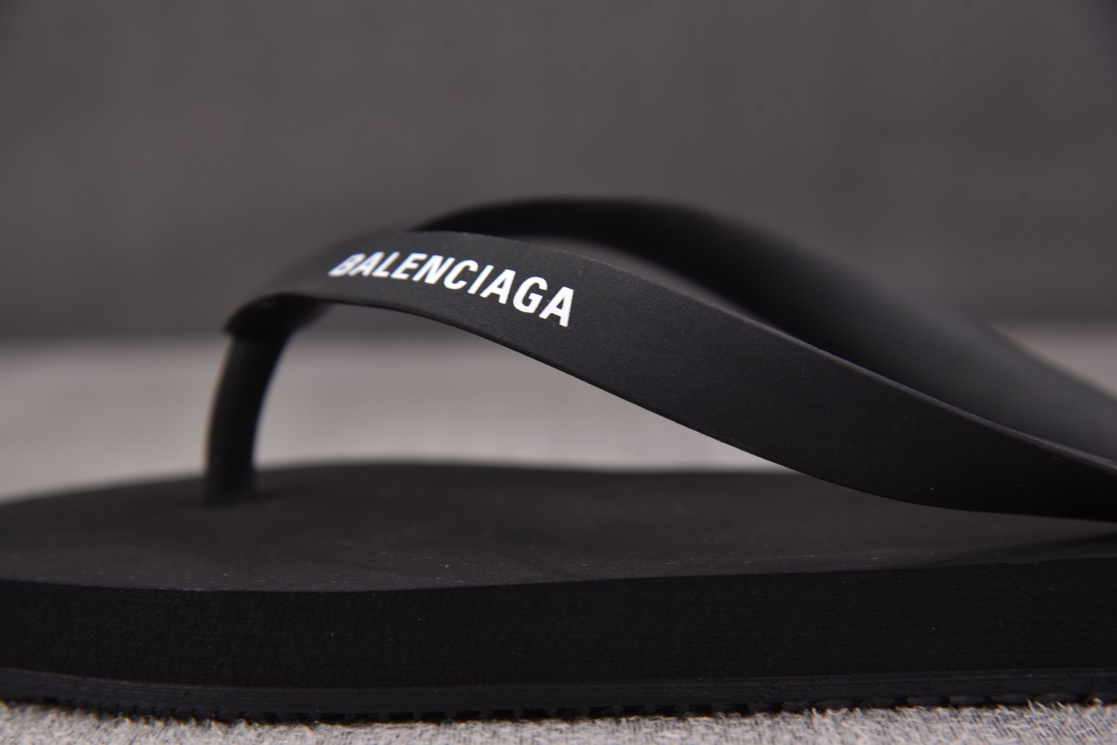 巴黎 尺码40-45

纯原版出品-Balenciaga Thong Sandal Black 黑色 Y