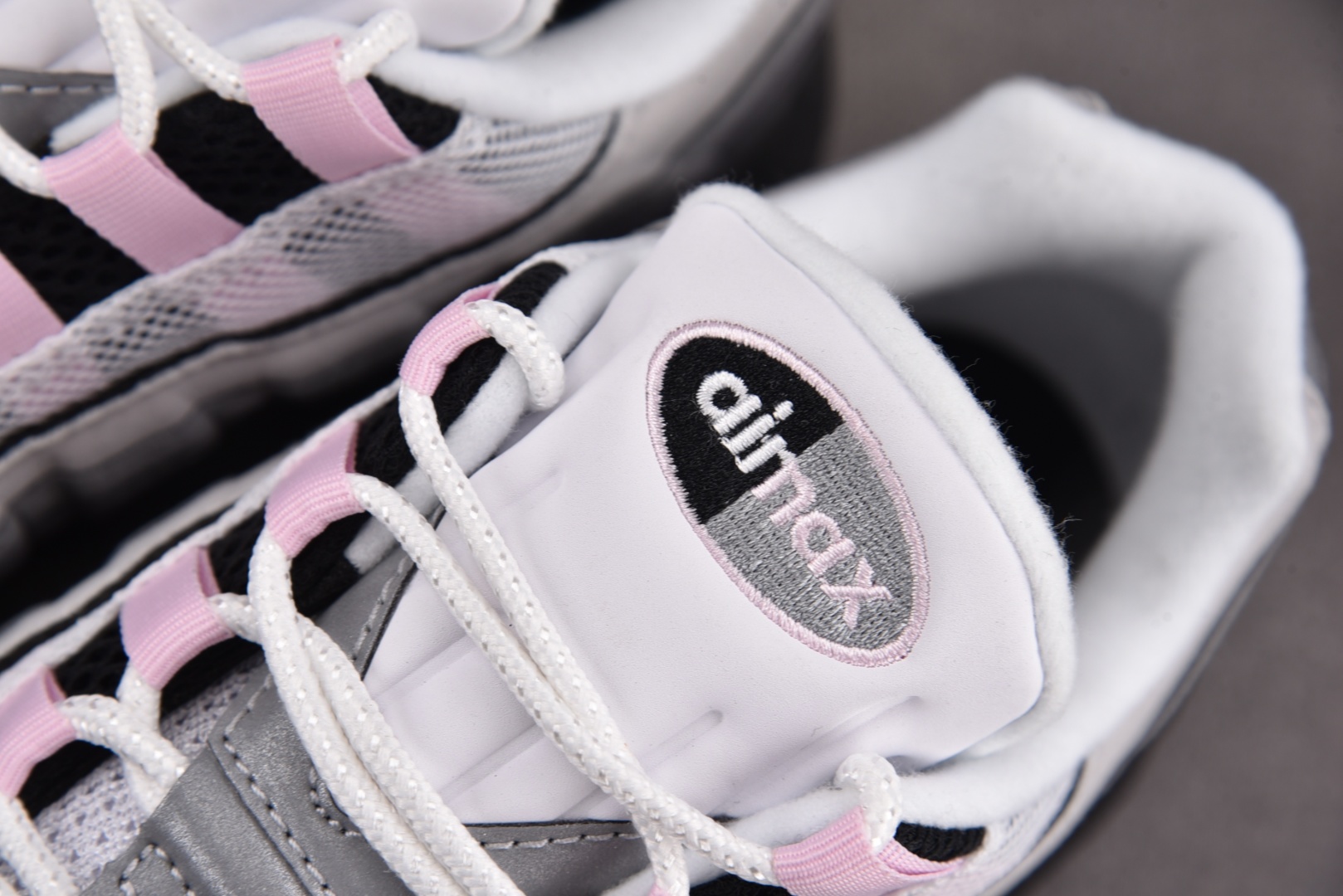 MAX 95尺码40-48.5

纯原版出品-Air Max 95 Gunsmoke Pink Foam