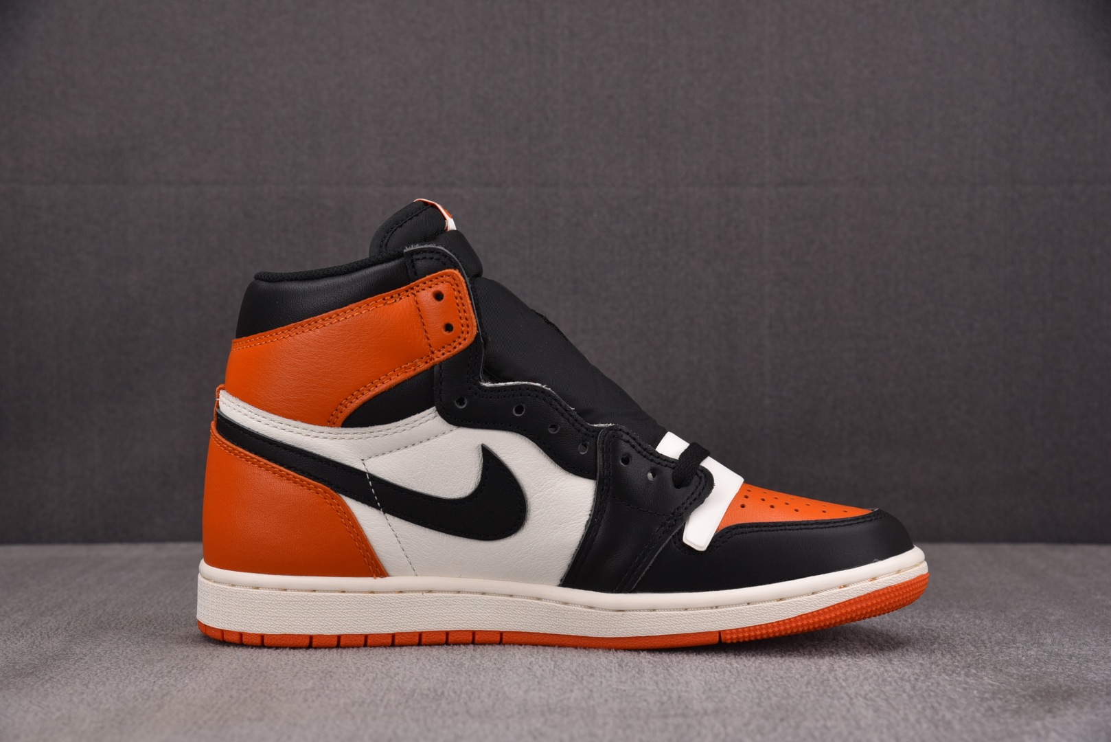 AJ1高帮 尺码40.5-48.5

纯原版出品-Air Jordan 1 Retro High OG 