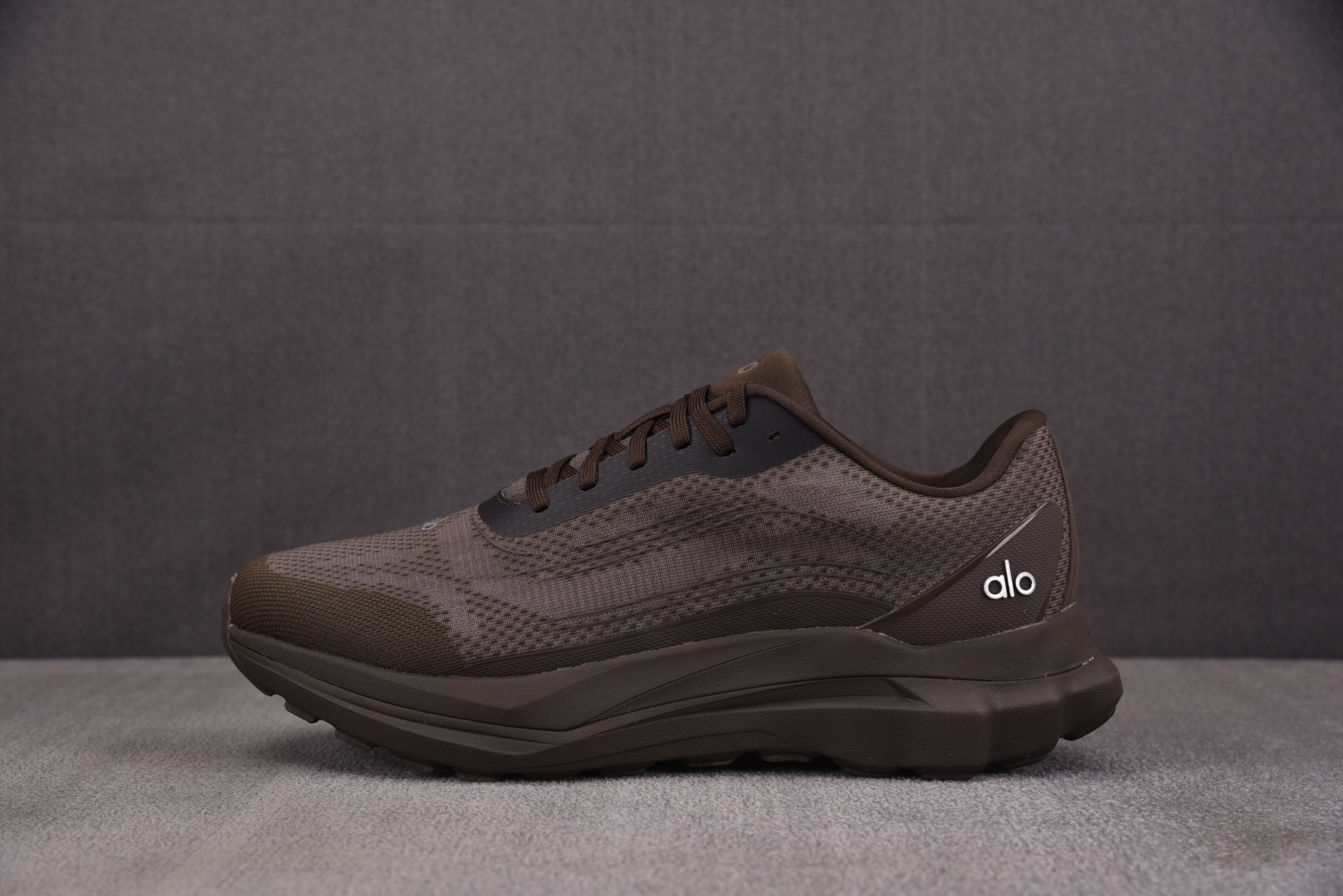 Alo 尺码36-45

纯原版出品-Alo Runner 舒适百搭透气减震 低帮跑步鞋 男女同款 褐色