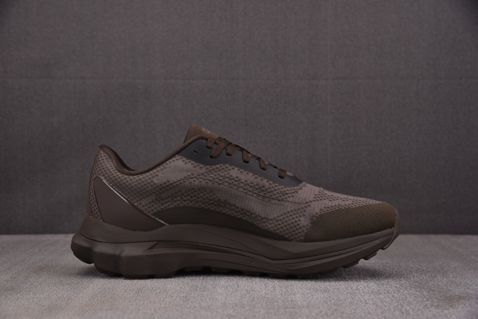 Alo 尺码36-45

纯原版出品-Alo Runner 舒适百搭透气减震 低帮跑步鞋 男女同款 褐色